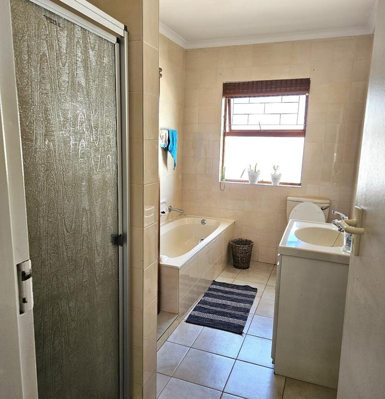 To Let 4 Bedroom Property for Rent in Blommendal Western Cape
